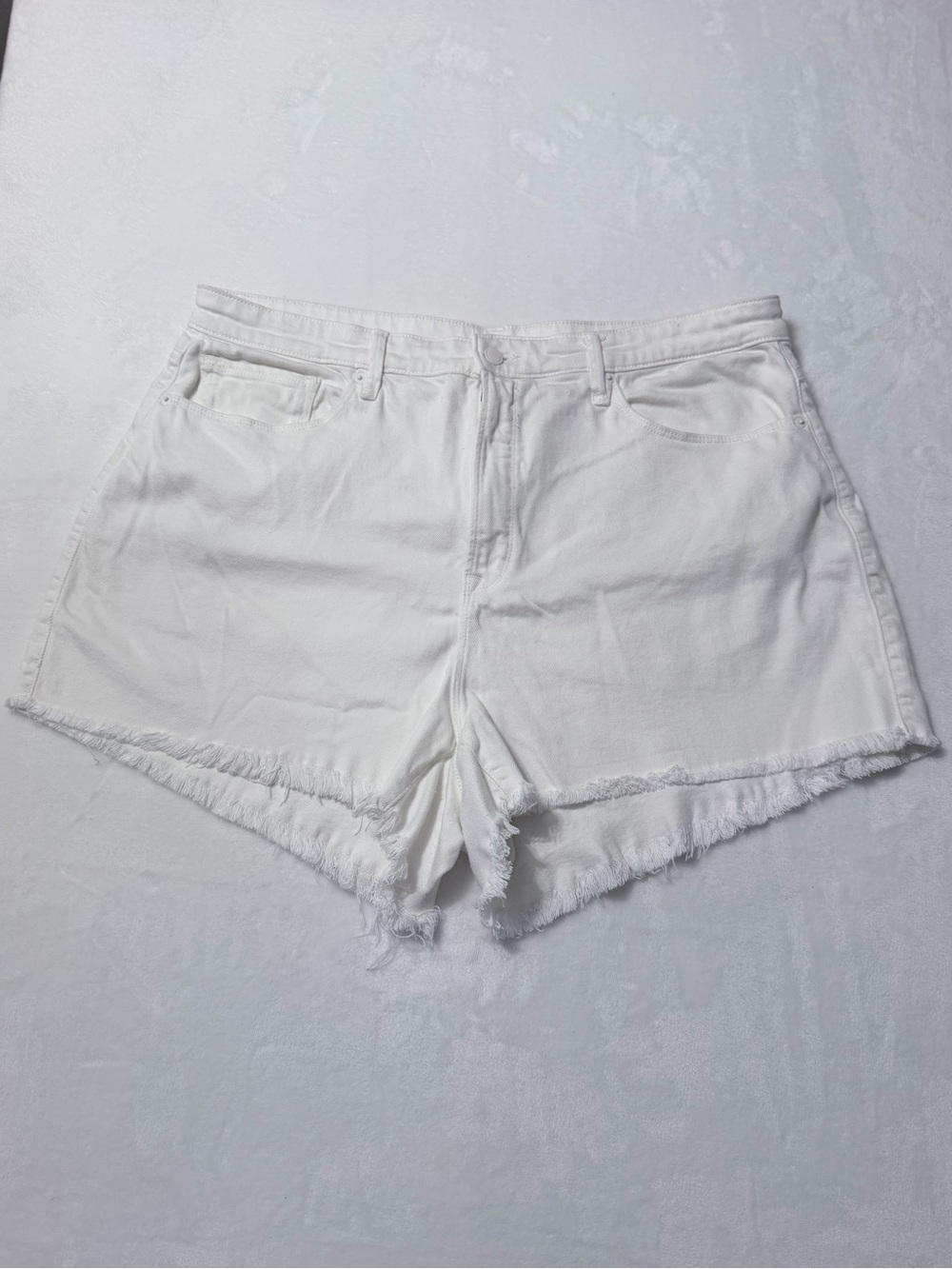 Good American 90’s White Denim Shorts Raw Hem Size 20
